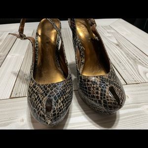 Snake print semi peep toe pumps. High heels.